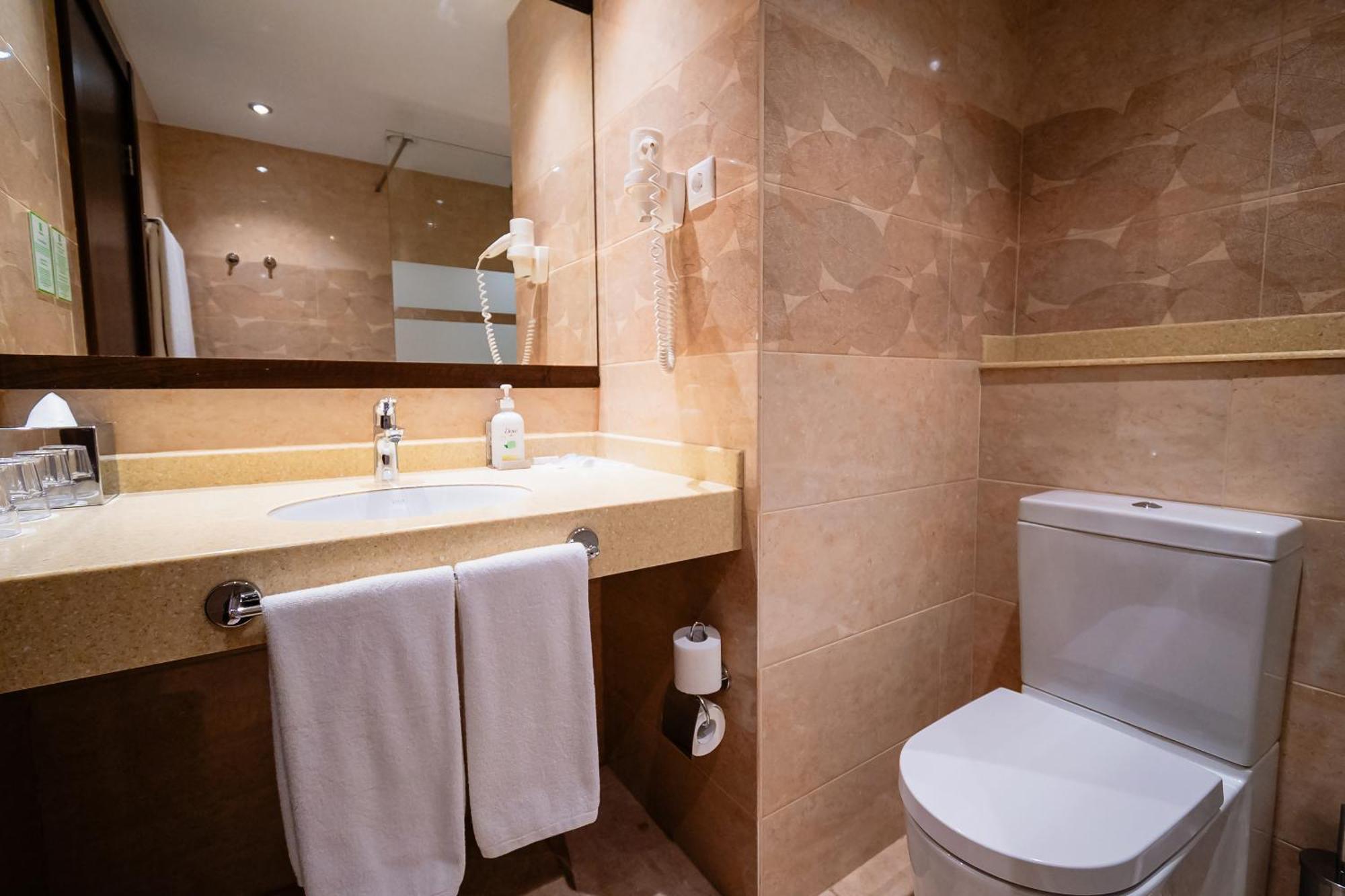 Holiday Inn Aktau By Ihg Екстериор снимка