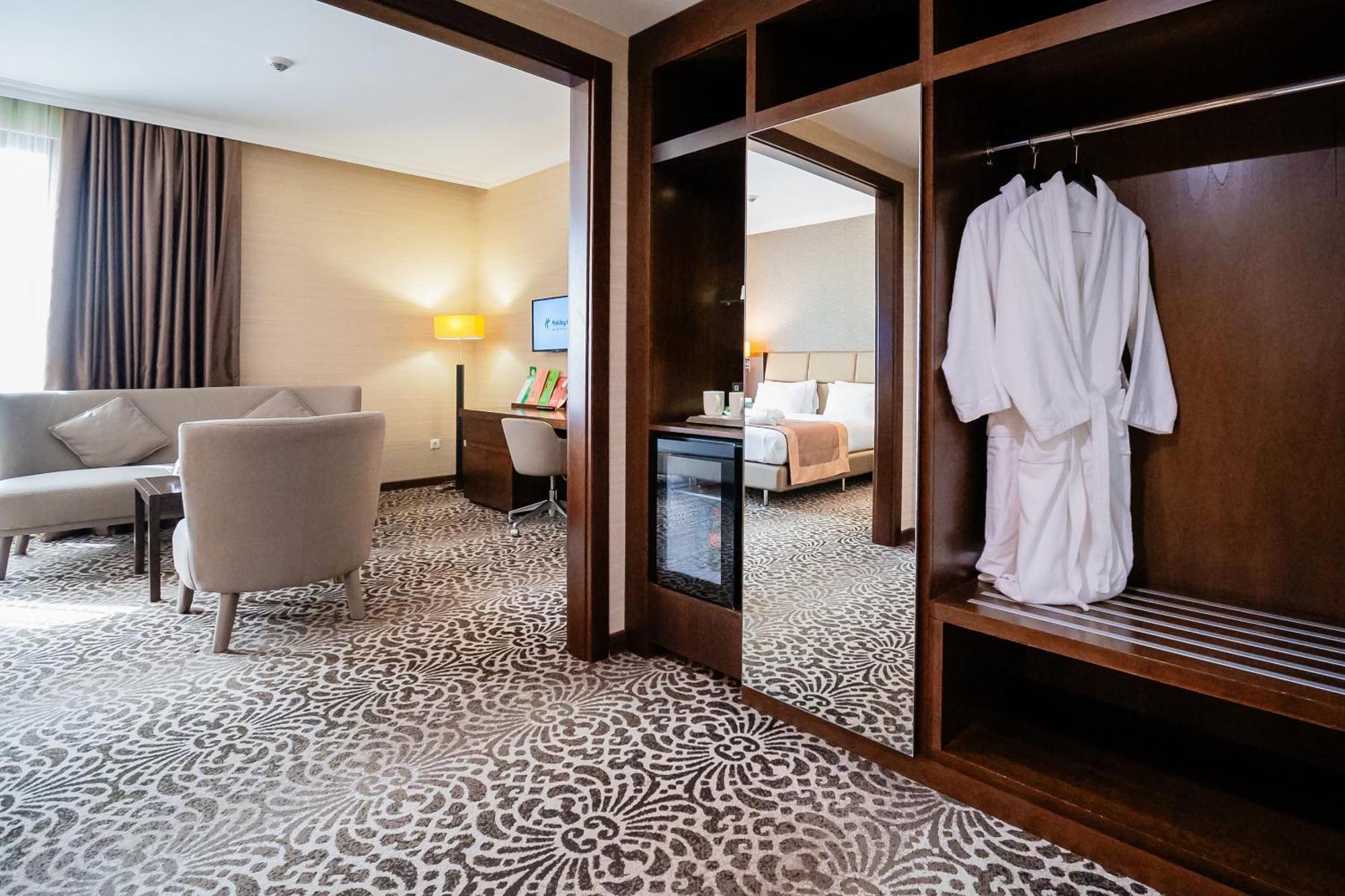 Holiday Inn Aktau By Ihg Екстериор снимка